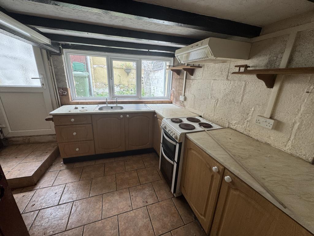 Lot: 142 - COTTAGE FOR IMPROVEMENT - Kitchen